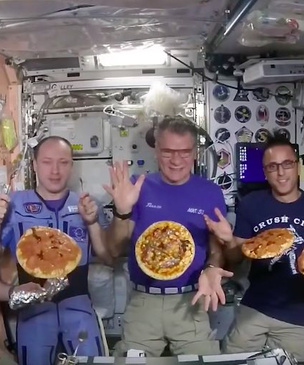 Космонавты МКС приготовили пиццу прямо на орбите (ВИДЕО)