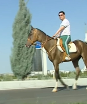 Президент Туркменистана проинспектировал стройку в Ашхабаде верхом на лошади (ВИДЕО)