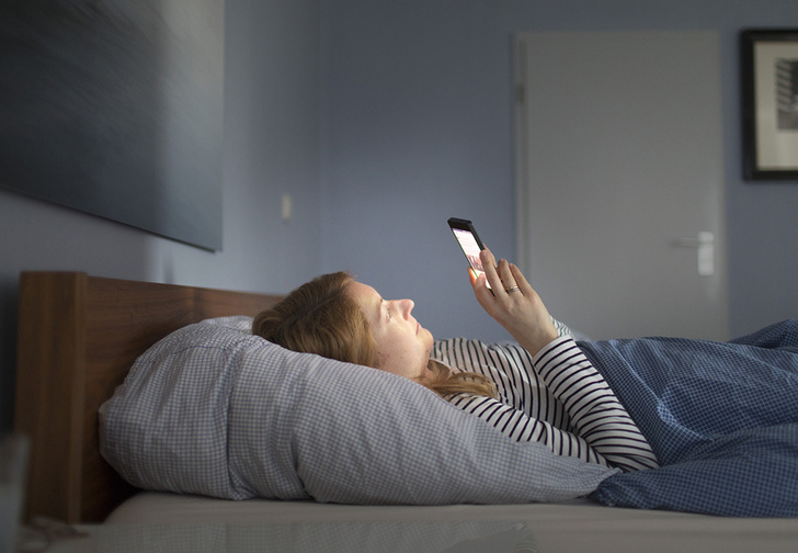 Ученые опровергают теорию о том, что заглядывание в смартфон по ночам может привести к нарушению сна