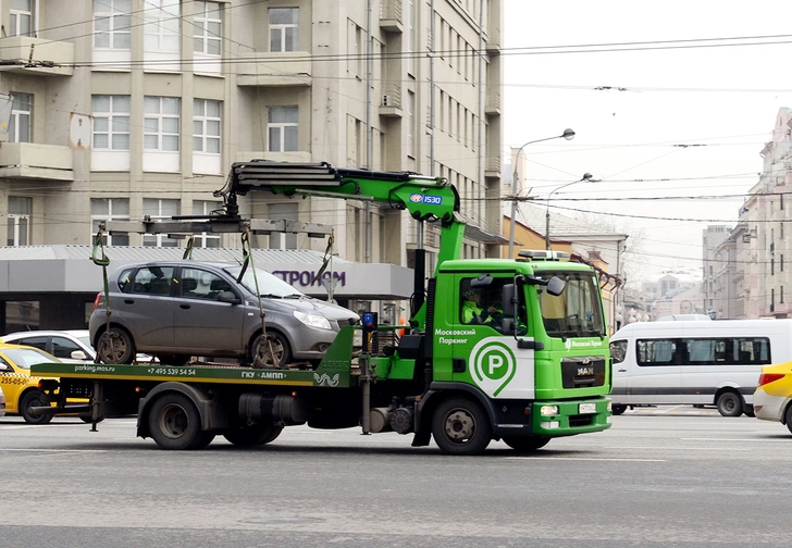 Жительницу Воронежа оштрафовали за превышение скорости, когда ее автомобиль ехал на эвакуаторе