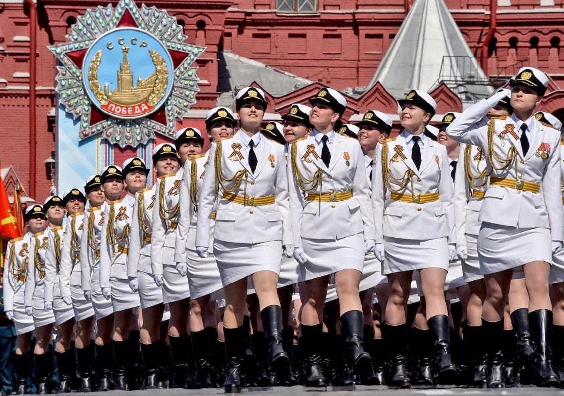 Женщины военные на параде Победы