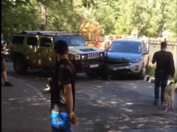 Водитель на «Хаммере» утюжит припаркованный автомобиль! ВИДЕО Водитель на «Хаммере» утюжит припаркованный автомобиль! ВИДЕО
