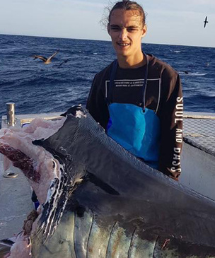 Австралийский рыбак выловил голову огромной акулы, которую, похоже, сожрало нечто еще большего размера