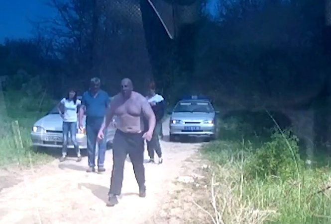 Ставропольский Халк вздумал напугать гаишников своим видом, но дорого поплатился (видео) Ставропольский Халк вздумал напугать гаишников своим видом, но дорого поплатился (видео)