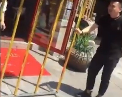 Хозяин закусочной поставил на входе решетку! И ты ни за что не догадаешься зачем (но ВИДЕО все объяснит) Хозяин закусочной поставил на входе решетку! И ты ни за что не догадаешься зачем (но ВИДЕО все объяснит)