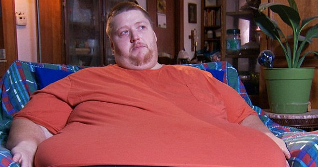 Очень толстого человека выгнали из ресторана после того, как он съел 30 кг еды за 7 часов!