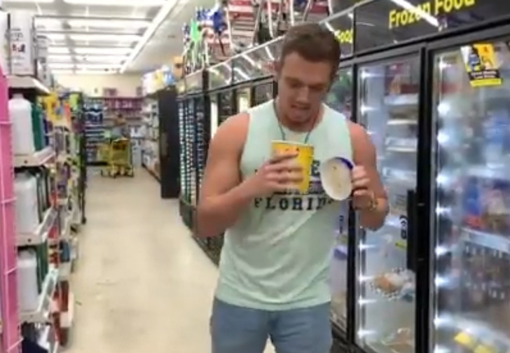 Челлендж с облизыванием мороженого в магазинах стал массовым (видео)