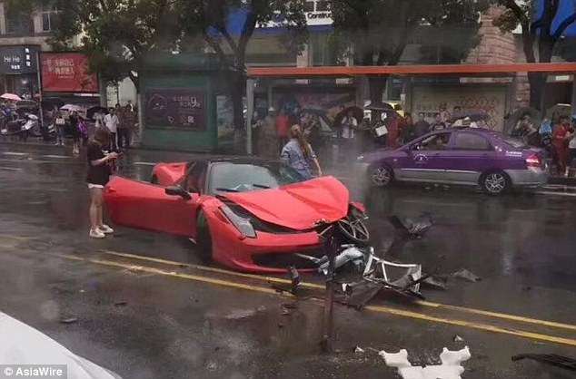 Фото №1 - Китаянка взяла в аренду Ferrari и тут же его разбила (ВИДЕО)