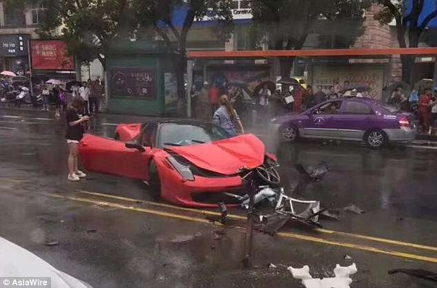 Китаянка взяла в аренду Ferrari и тут же его разбила (ВИДЕО) Китаянка взяла в аренду Ferrari и тут же его разбила (ВИДЕО)