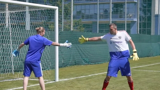Кто круче бьет и берет пенальти — Дзюба или вратарь женской сборной России по футболу? (видео)