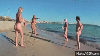 Пятничная подборка гифок знойных девушек с нудистских пляжей