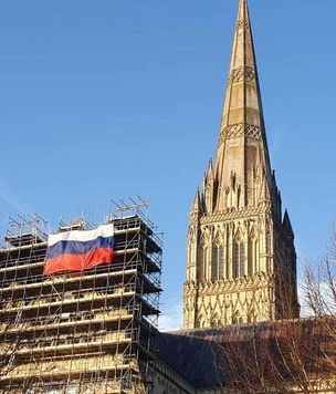 На Солсберийском соборе вывесили российский флаг (фото)
