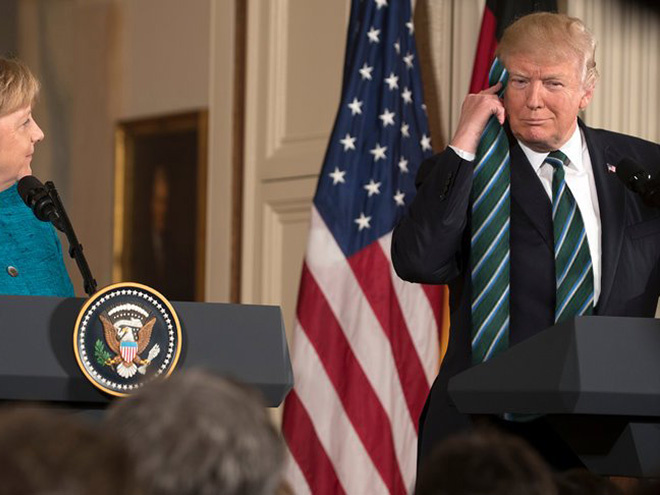 Странная тенденция моды от Дональда Трампа — невероятно длинные галстуки! Странная тенденция моды от Дональда Трампа — невероятно длинные галстуки!