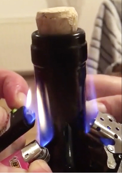 Как открыть вино с помощью зажигалки