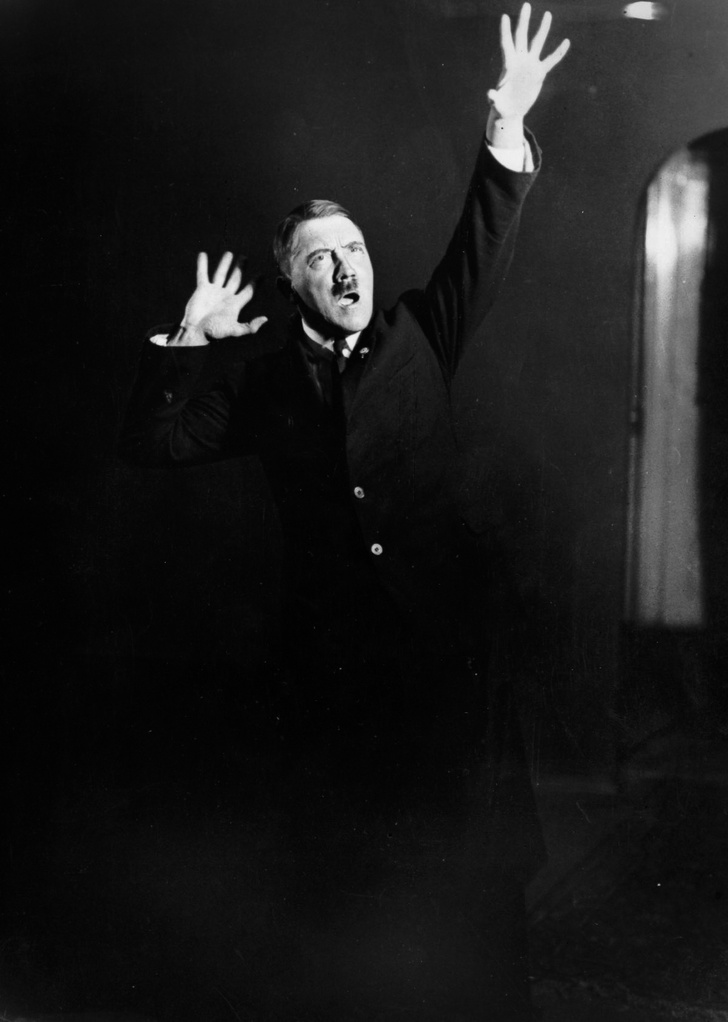 Гитлер машет руками