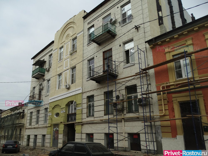 В Ростове-на-Дону рабочие отреставрировали фасад исторического здания пластиковыми полторашками