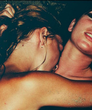 «Лесбиянки — для мужчин»: самый неожиданный фотоальбом года!