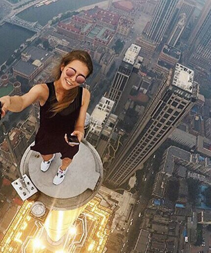 «Нет предела, нет контроля…» Русская красотка забирается на самые высокие здания и делает сумасшедшие селфи