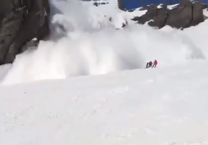 Лыжник снял, как убегает от гигантской лавины (драматичное видео)