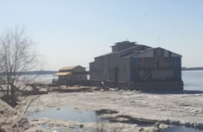 Ресторан оторвало от берега торосом и унесло в открытую Волгу! Очевидцы сняли все на ВИДЕО! Ресторан оторвало от берега торосом и унесло в открытую Волгу! Очевидцы сняли все на ВИДЕО!