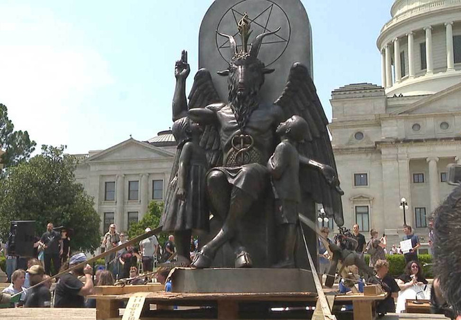 Активисты установили 2,5-метровую статую сатаны в ответ на статую с 10 заповедями