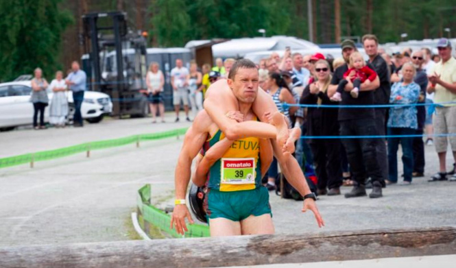 В Финляндии прошло соревнование по переноске жен (ВИДЕО) В Финляндии прошло соревнование по переноске жен (ВИДЕО)