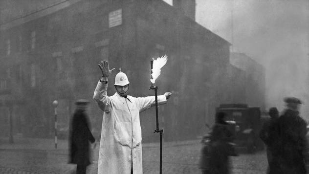 История одной фотографии: уличный регулировщик в Лондоне в 1935 году