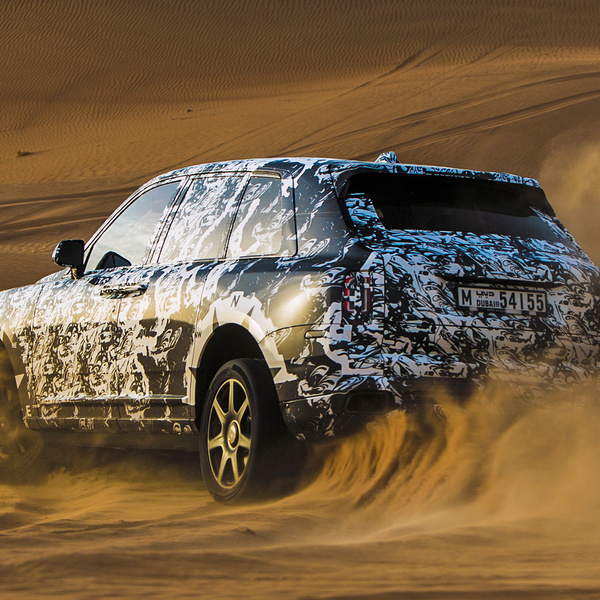 Смотри, как первый внедорожник Rolls-Royce проходит испытания. Видео ...