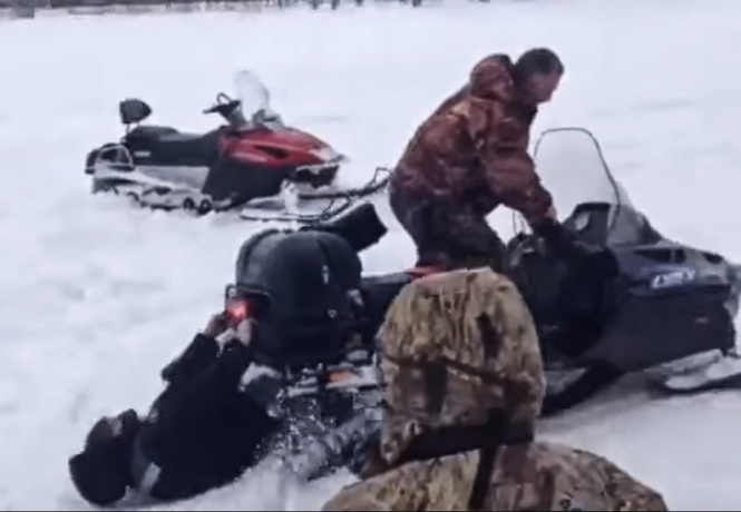 Гляди, мужика всосало в снегоход! (Трагически уморительное ВИДЕО) Гляди, мужика всосало в снегоход! (Трагически уморительное ВИДЕО)