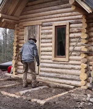 Канадец показывает, как он построил дом в лесу без бензопилы и перфоратора (видео)