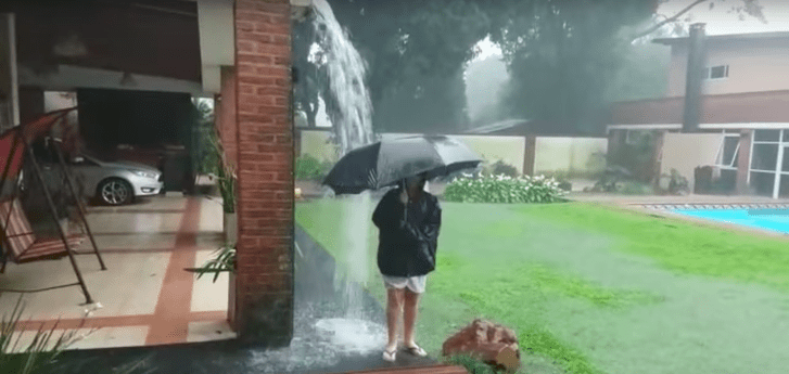 Жуткое видео, после которого ты больше не выйдешь на улицу с зонтом