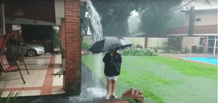 Жуткое видео, после которого ты больше не выйдешь на улицу с зонтом