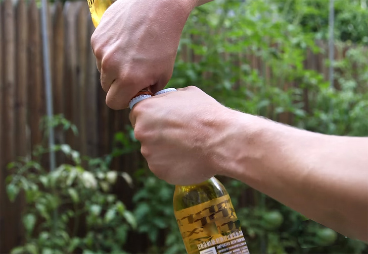 6 мужских способов открыть пиво