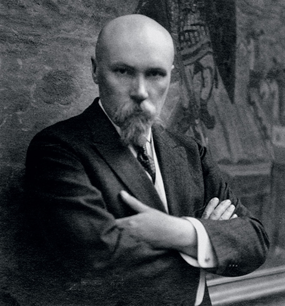Николай Рерих у картины «Варяжское море». 1921 год