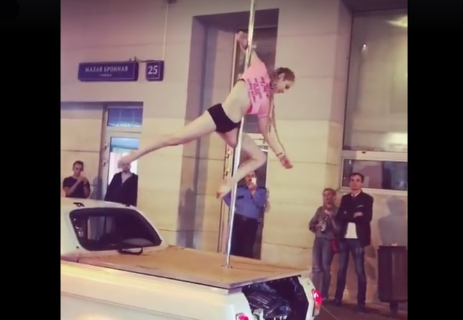 Девушка станцевала на шесте в центре Москвы! Девушка станцевала на шесте в центре Москвы!