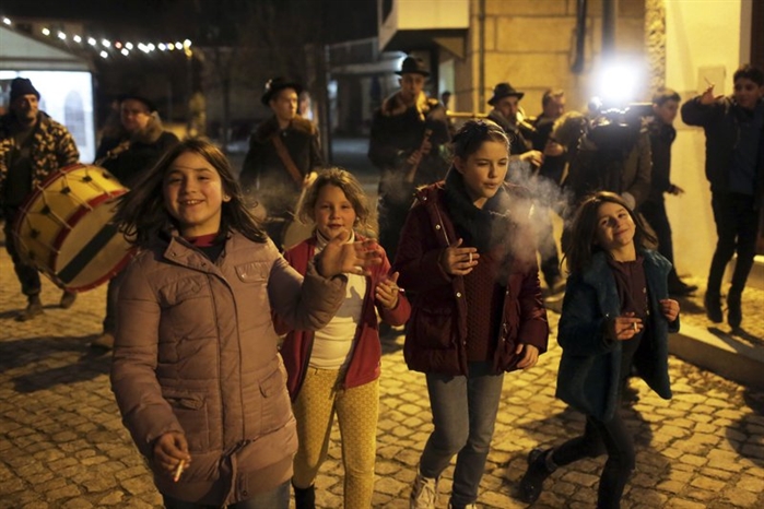 Португальским детям разрешают курить раз в году. История одной из самых странных христианских традиций