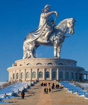 50-метровый Чингисхан — самая огромная конная статуя в мире
