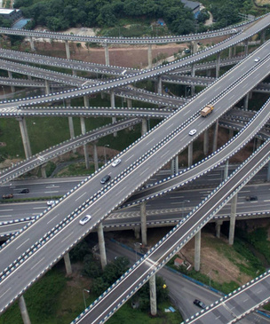 Китайцы построили самую безумную в мире дорожную развязку (видео)