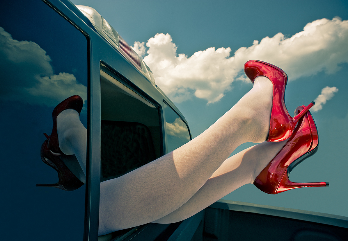 Женские ноги в туфлях в машине