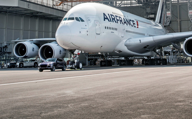 Porsche Cayenne буксирует Airbus A380 Porsche Cayenne буксирует Airbus A380