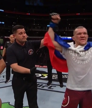 Многообещающий россиянин победил американца на турнире UFC (полное видео боя)
