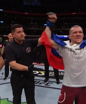 Многообещающий россиянин победил американца на турнире UFC (полное видео боя)