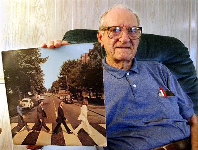 Неужели это русский шпион на знаменитой обложке The Beatles? Неужели это русский шпион на знаменитой обложке The Beatles?