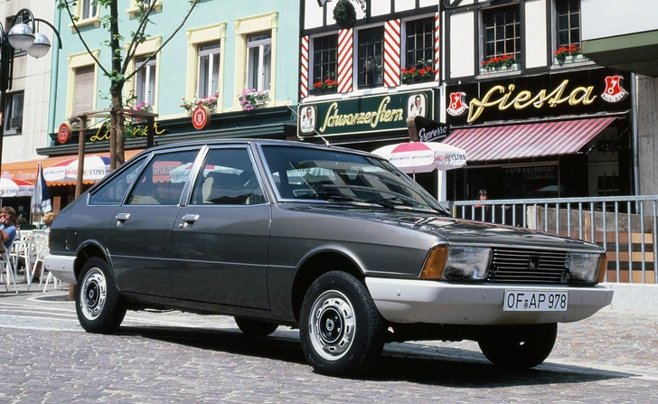 Вот это как раз тот самый Simca 1307 1975 года. Он же Chrysler Alpine, он же Chrysler 150, он же Simca-Talbot 1510, он же Dodge Alpine (в Колумбии), он же Simca-Talbot Solara… Лучше даже не спрашивай, почему надо было копировать именно этот французский автомобиль, о котором ты, возможно, и не слышал.