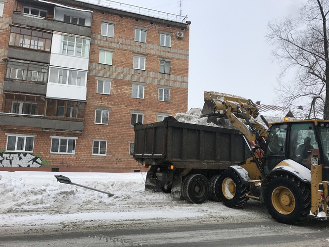 Лайфхак в действии: власти продолжают убирать сугробы имени Навального, причем вместе с дорожными знаками Лайфхак в действии: власти продолжают убирать сугробы имени Навального, причем вместе с дорожными знаками