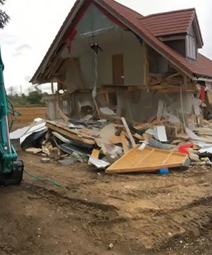В Англии обиженный строитель разрушил несколько недавно построенных домов