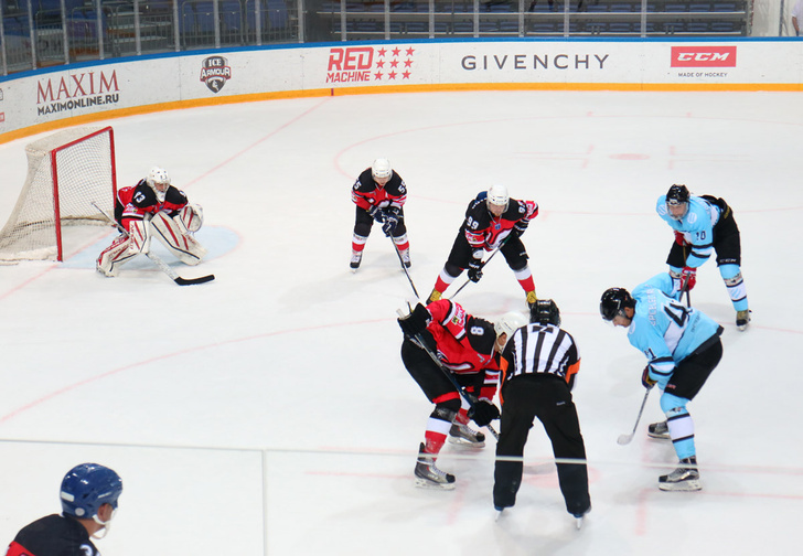 Песнь льда и клюшек: в Москве прошел IX хоккейный турнир на кубок MAXIM