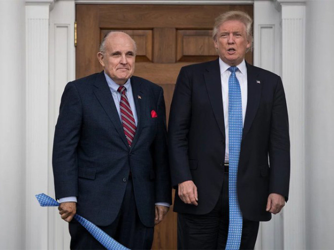 Странная тенденция моды от Дональда Трампа — невероятно длинные галстуки! Странная тенденция моды от Дональда Трампа — невероятно длинные галстуки!