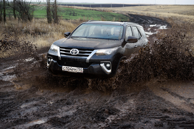 Toyota Fortuner: большой, емкий, крепкий Toyota Fortuner: большой, емкий, крепкий