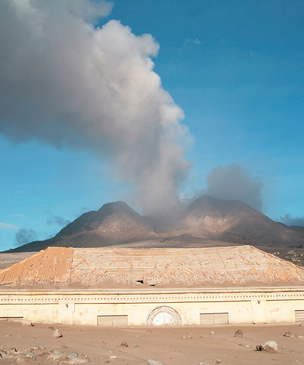 История одной фотографии: здание суда, погребенное под вулканическим пеплом, Плимут, 2006 год